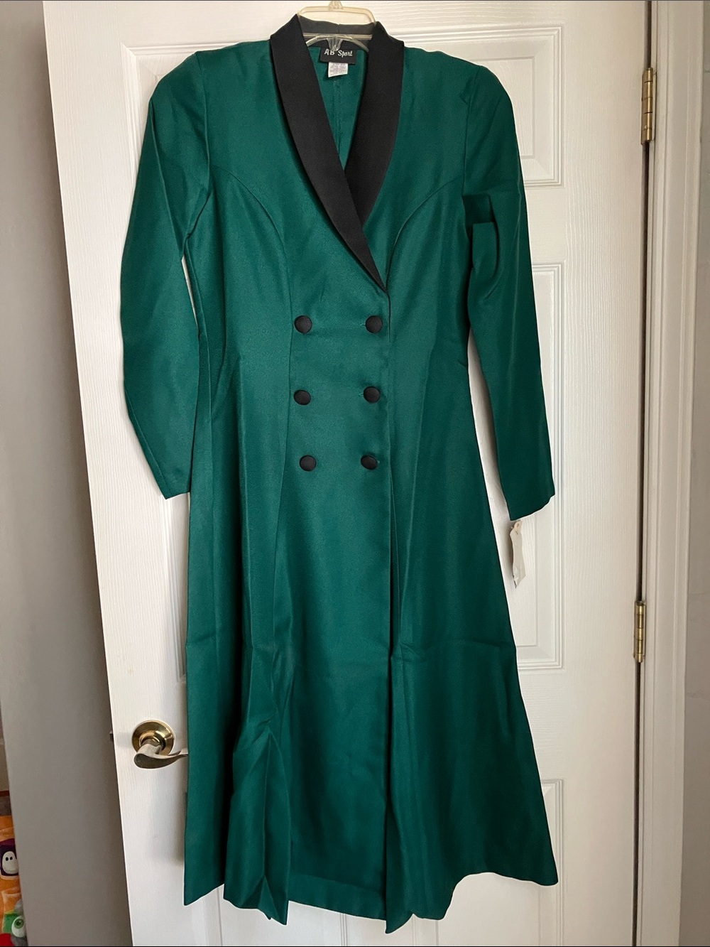 Emerald Green Long-Sleeve Double-Breasted Dress with Black Shawl Collar